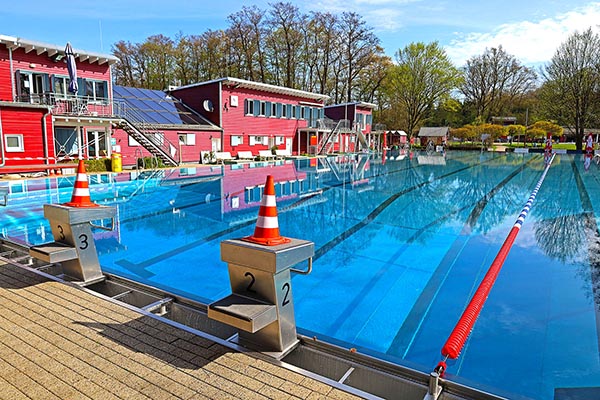 Freibad Elsebad in Schwerte: 50-Meter-Becken mit Sprungbrett und Kinderbereich.